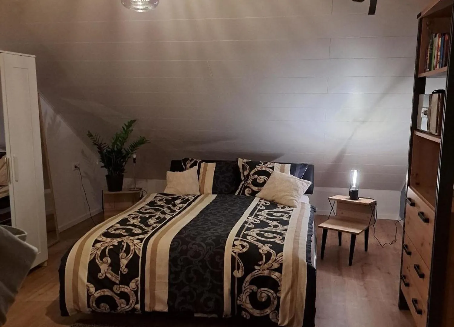 Moderne Neue Dachgeschosswohnung Juliane Goldkronach Apartment
